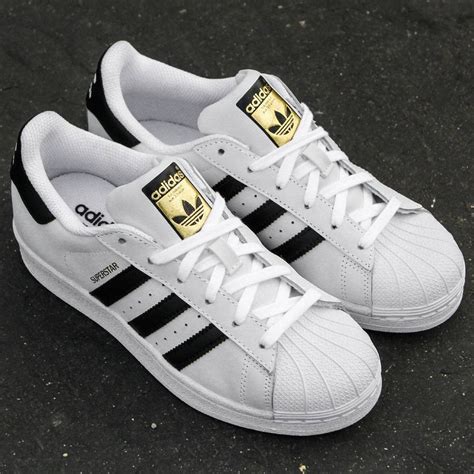 superstar female version adidas